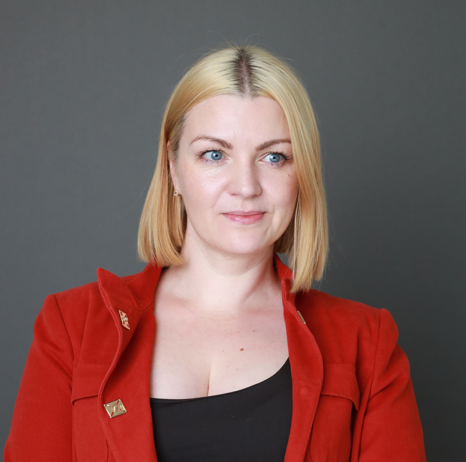 Eline Mets wearing a red jacket
