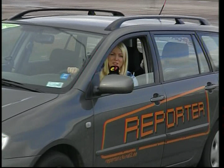 Eline Mets reporting from a Kanal 2 Reporter vehicle